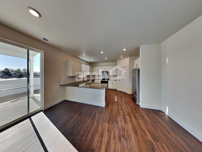 Building Photo - 726 S Oak Street