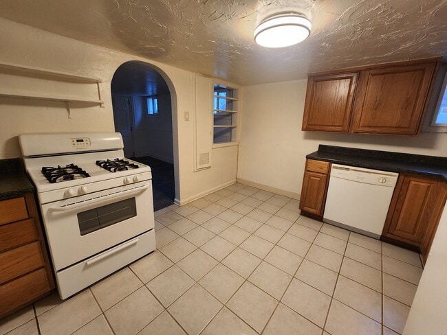 Building Photo - F99if900 (4Plex) ***