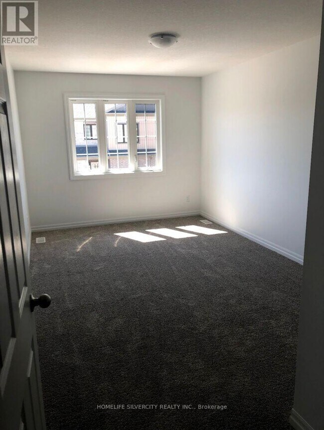 Photo du bâtiment - 135 Hardcastle Dr