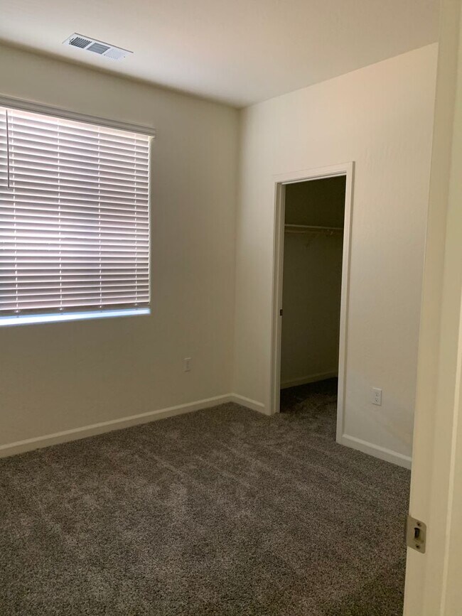 Building Photo - Move in ready!