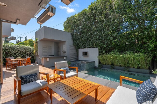 Foto del edificio - 8735 Dorrington Ave