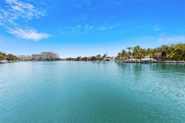 Foto del edificio - 4720 Pine Tree Dr