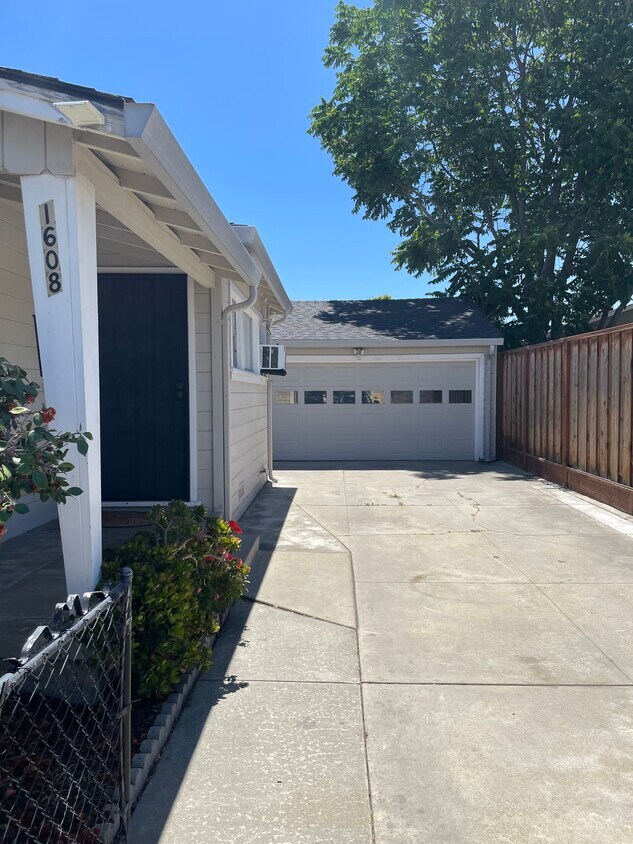 Foto principal - 1608 E Saint James St