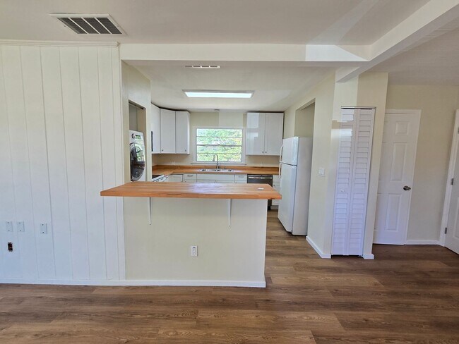Building Photo - Charming 3 Bed / 2 Bath Annual Rental in S...