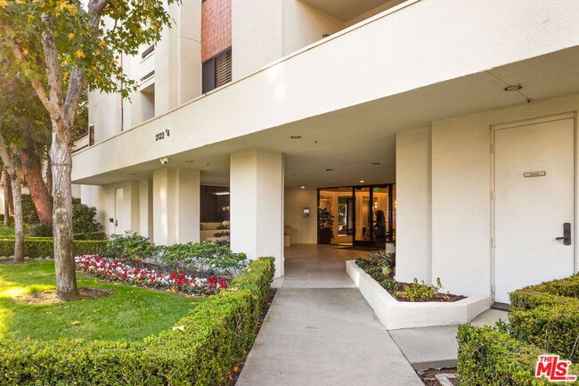 Foto del edificio - 2122 Century Park Ln