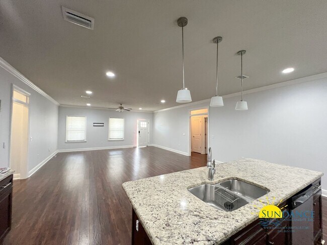 Foto del edificio - Stunning 4-Bedroom Home in Navarre, Just 3-Miles to Navarre Beach!