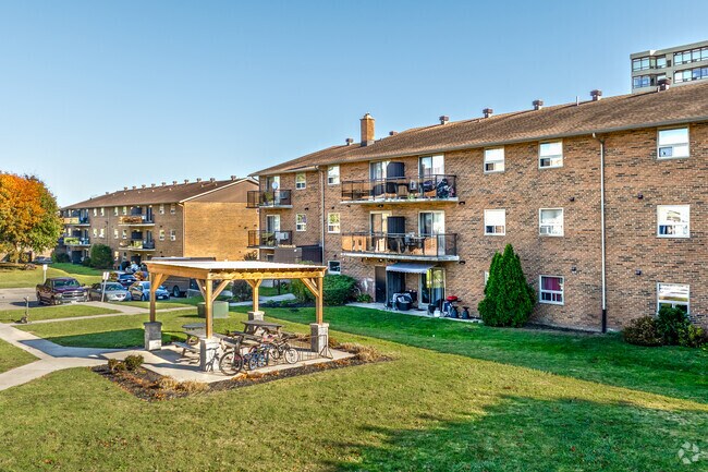 Photo du bâtiment - 725-745 Wonderland Road South