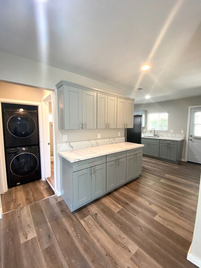 Building Photo - 4BR / 2BA on East Falls w/ Driveway Parking!