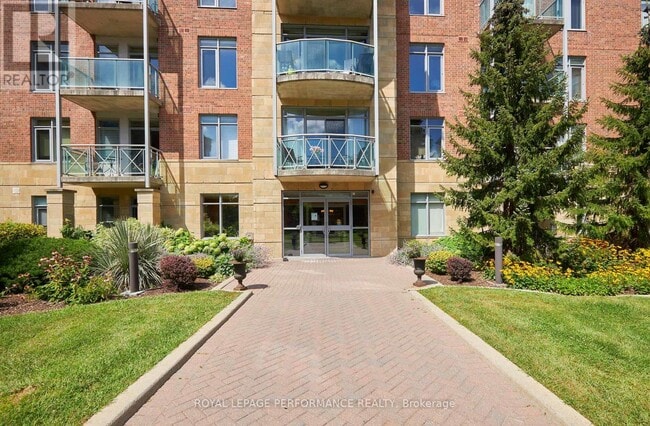 Building Photo - 205 Bolton St