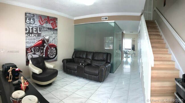 Foto del edificio - 9837 W Okeechobee Rd