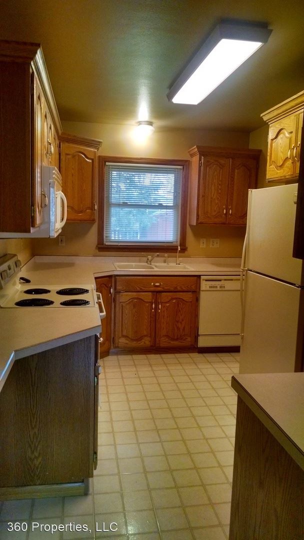 Building Photo - 3 br, 1.5 bath House - 2203 6TH ST SOUTH