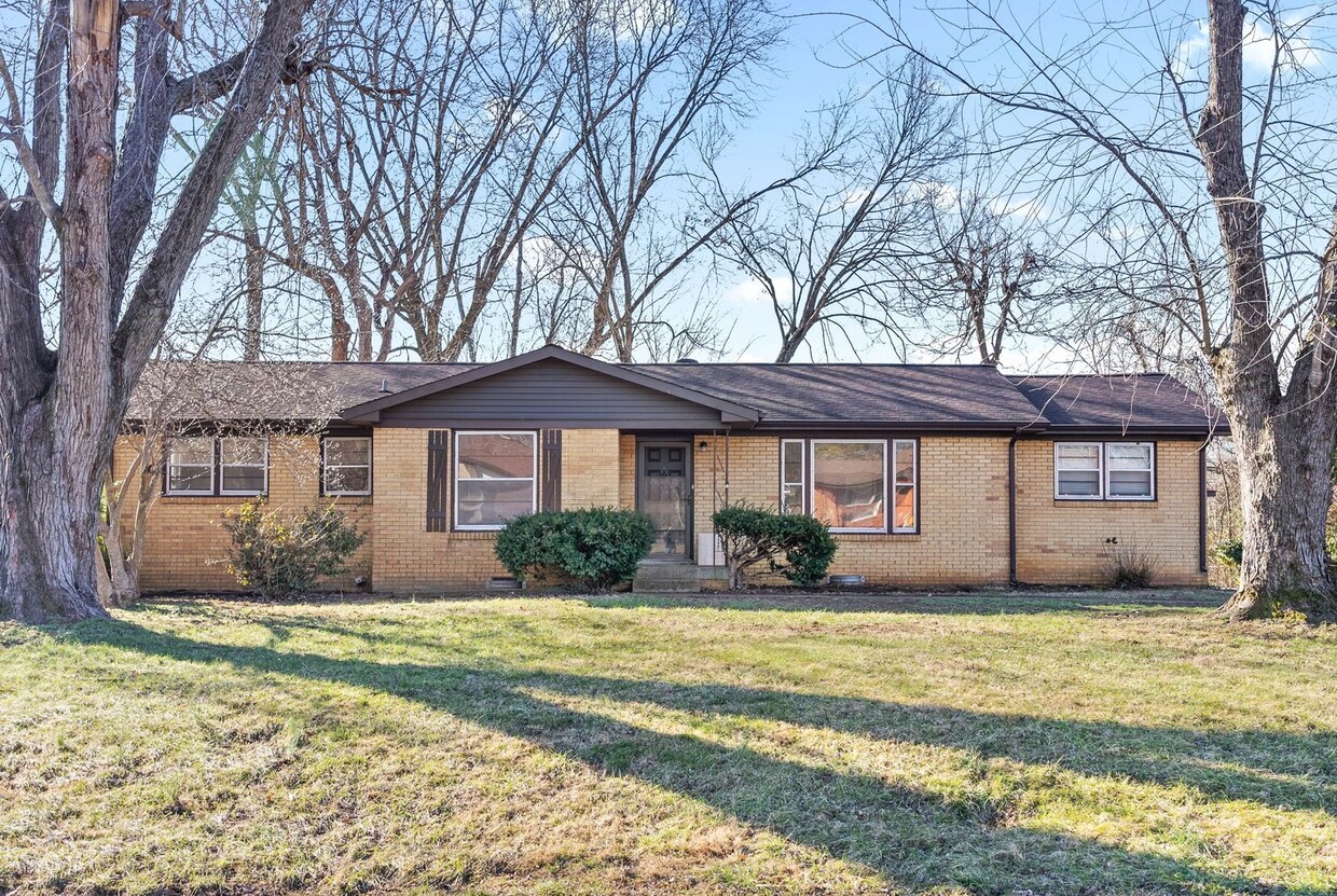 Primary Photo - 3 Bedroom Pet Friendly Home with Bonus Roo...