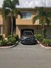 Building Photo - 700 Crestwood Ct S