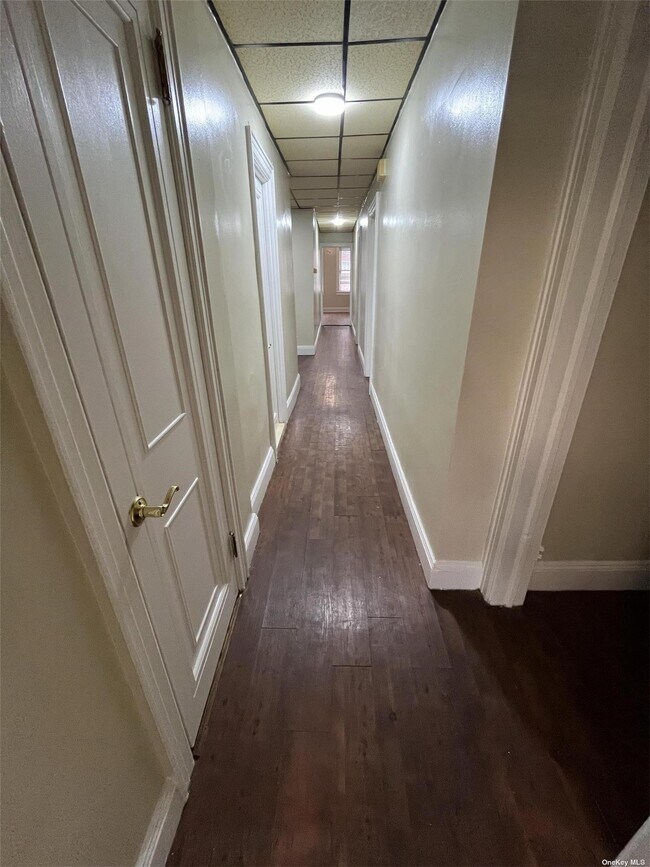 Foto del edificio - 851 Van Nest Ave