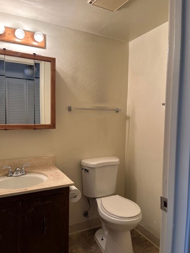 Building Photo - 3/1.5 located in North Davis