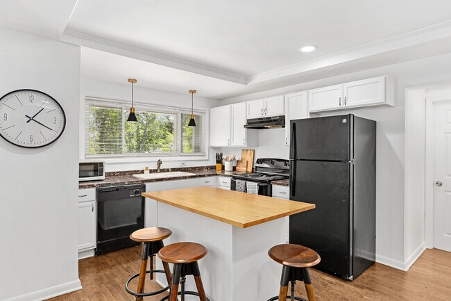 Furnished kitchen - 932 Katherwood Dr SW