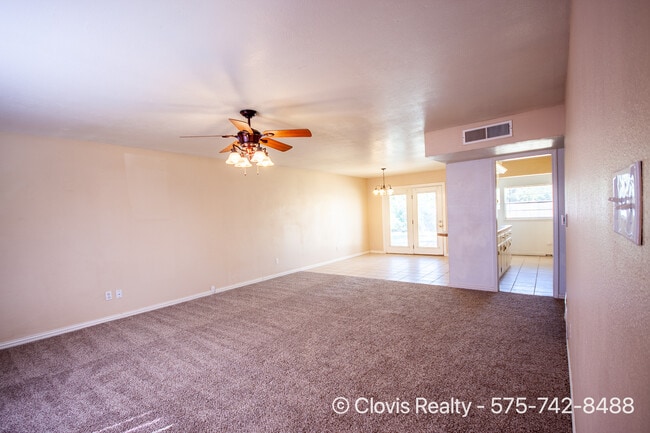 Living Room - 1004 W Manana Blvd