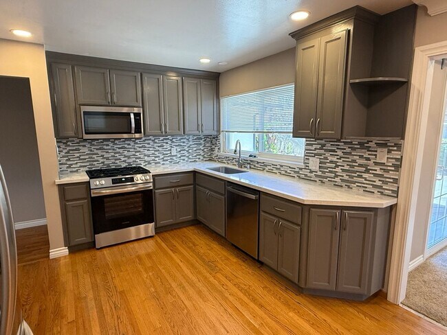 Foto del edificio - 1694 Lyle Dr