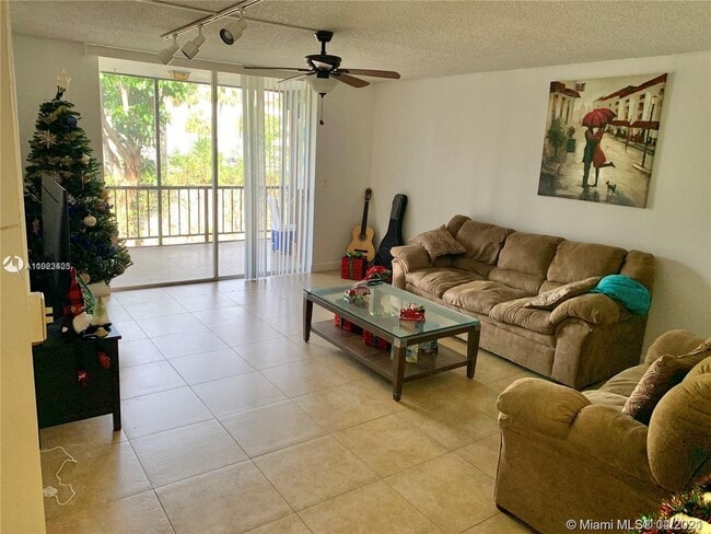 Building Photo - 3690 Inverrary Dr