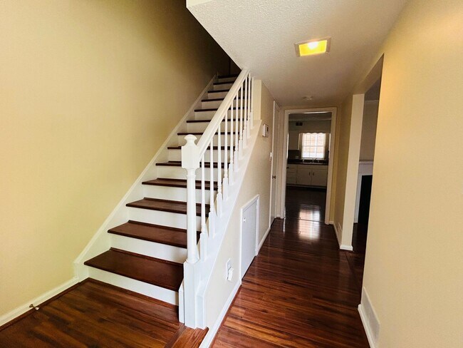 Foto del edificio - Charming 2 bedroom, 2.5 bathroom townhome in Greensboro w/2 master-suites/community pool
