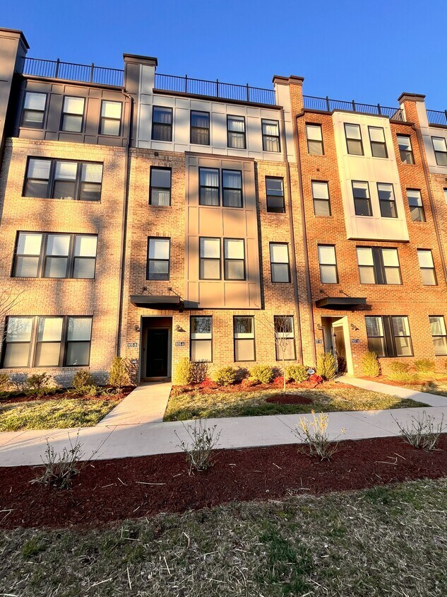 Primary Photo - 935 Salamander St