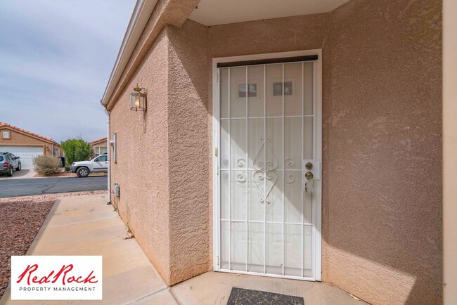 Building Photo - Dog Friendly - 3 Bedroom, 2 Bathroom Prope...