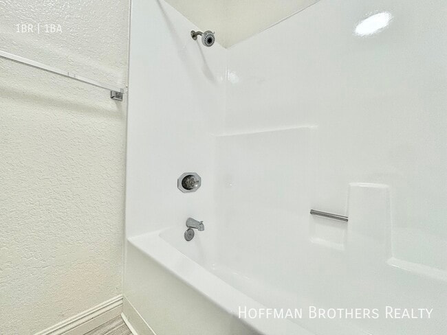 Building Photo - 10346 Commerce Ave