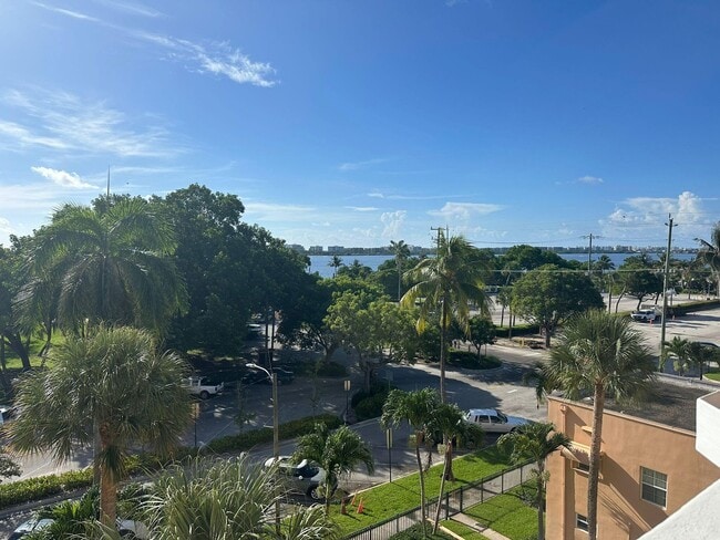 Building Photo - 15 S Golfview Rd