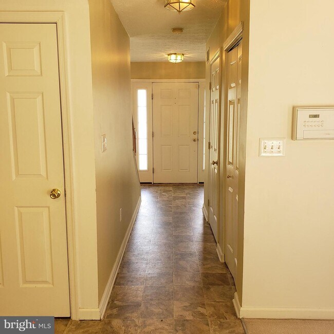 Building Photo - 8025 Little Fox Ct
