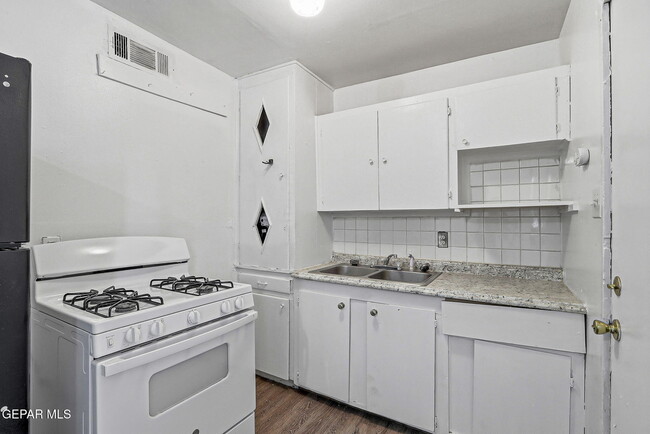 Building Photo - 3912 Kemp Ave