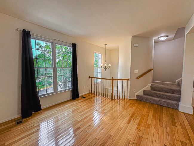Building Photo - Gorgeous 3 Bed 2.5 Bath Interior Townhome ...