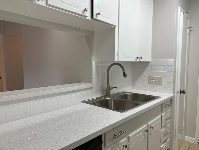 Foto del edificio - 2824 Briarhurst Dr