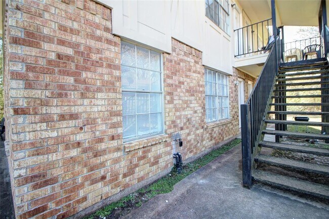 Building Photo - 2000 Randle St
