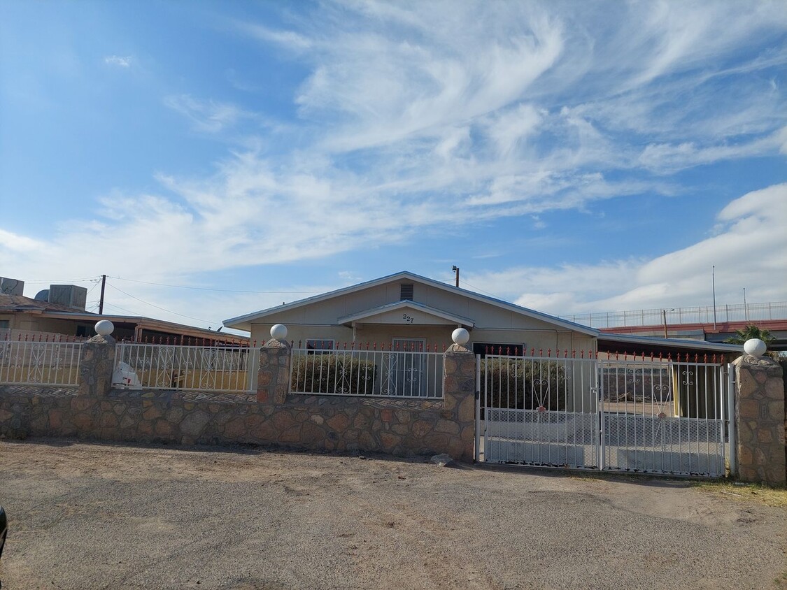 Primary Photo - 3 bedroom 2 bathroom beautiful rental ! Av...