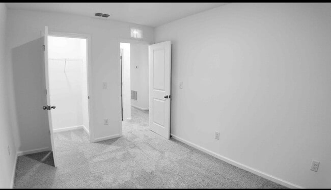 Building Photo - 6235 Daerr Rdg St