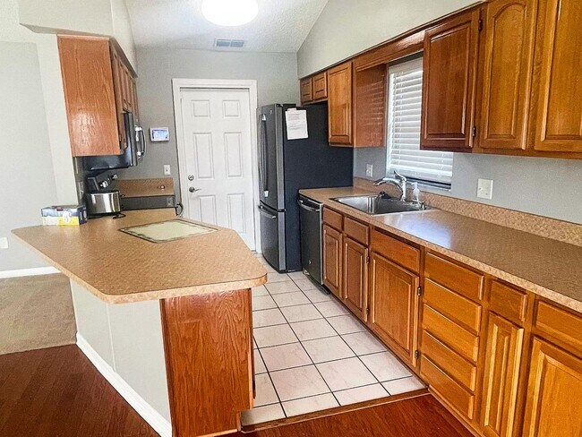 Building Photo - Gorgeous Spacious 3-Bedroom, 2-Bathroom Home