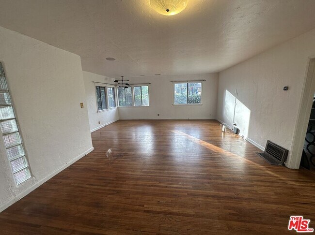 Foto del edificio - 4001 Chevy Chase Dr