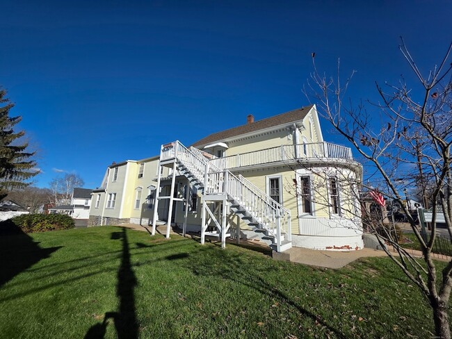 Building Photo - 110 Main St