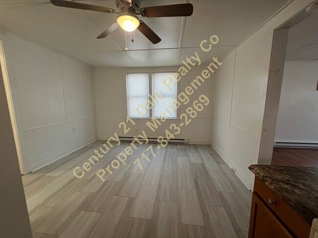 Foto del edificio - 3 Bedroom, 1 Bath Home in Spring Grove School District with Brand new LVP Flooring
