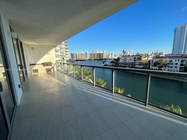 Foto del edificio - 3250 NE 188th St