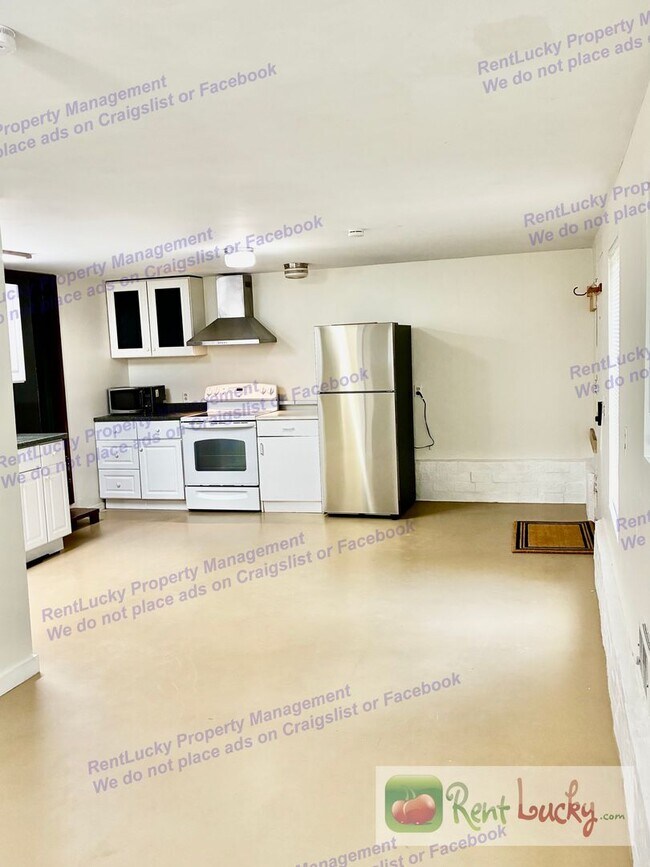 Foto del edificio - Charming Studio + Bonus Room in Maple Leaf with Private Entrance & Outdoor Space