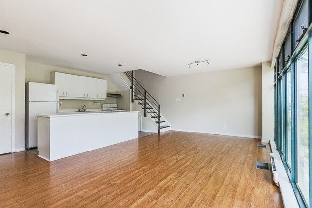 Building Photo - 2064-2064 Queen St E