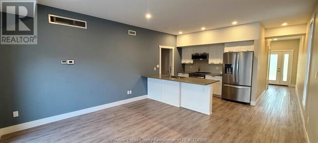 Building Photo - 550 Sandison St