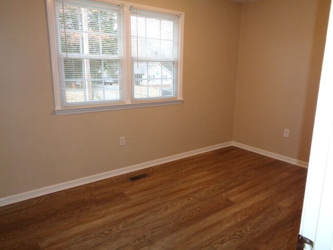 Photo - Cute House-Nice Yard!