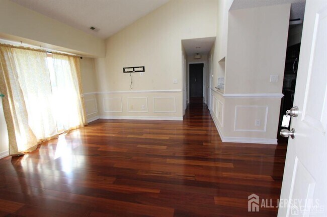 Building Photo - 208 Ravens Crest Dr