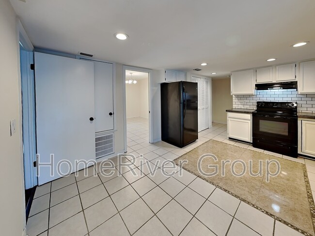Foto del edificio - 8163 Village Green Rd