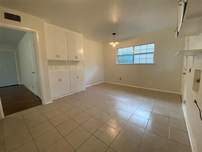 Building Photo - 1817 Oak Tree Ln