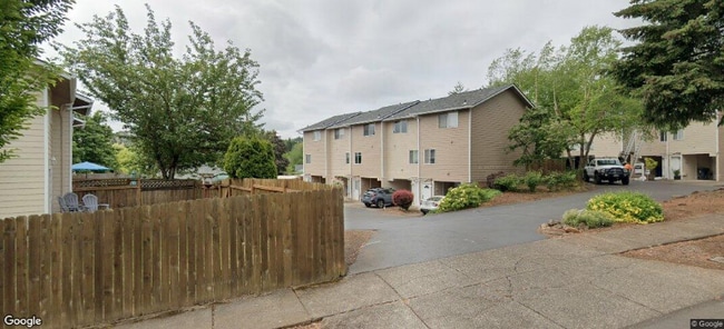 Building Photo - 2214 Maplewood Dr S