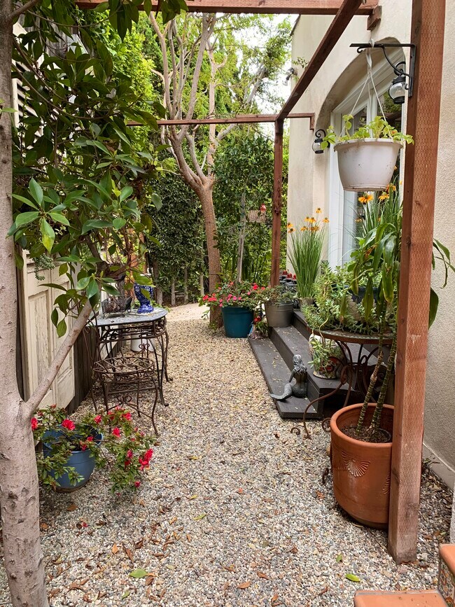 Foto del edificio - 607 N Windsor Blvd