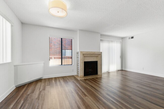 Foto del edificio - 10604 Wilkins Ave